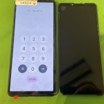 ディスプレイ交換が完了し、真っ暗だった画面が鮮やかに映るようになり、正常に起動したXperia10Ⅲの前面