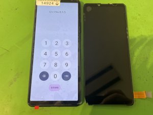 ディスプレイ交換が完了し、真っ暗だった画面が鮮やかに映るようになり、正常に起動したXperia10Ⅲの前面