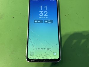 机にぶつけた衝撃でガラスが割れ、画面は映るもののタッチ操作が一切効かなくなってしまったGalaxyA25