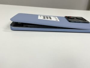 バッテリー膨張の影響によって、背面パネルの下半分が内側から押し上げられて剥がれてしまったXiaomi13TProの側面