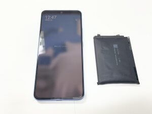 新品のバッテリーに交換され、背面パネルの下半分の剥がれが綺麗に収まって元の平らな美しい状態に戻ったXiaomi13TProの本体