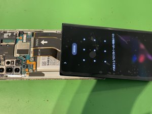 修理の途中で新しいディスプレイパネルをGalaxyNote10に仮付けし、画面の映りやタッチ操作が正常かテストしている様子