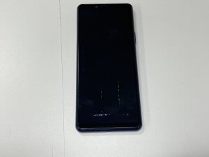 音や振動の反応はあるものの、液晶内部の破損によって画面が完全に真っ暗になってしまったXperia10Ⅱ