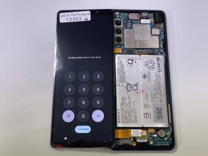 修理の途中で新しいディスプレイパネルをXperia10Ⅱに仮付けし、液晶の表示やタッチが正常か入念にテストしている様子
