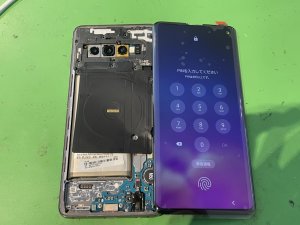 GalaxyS10のバックパネルを取り外し、新しいディスプレイを基板に仮付けして画面の映りやタッチ操作をテストしている様子