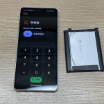 新品バッテリーへの交換が完了し、正常に通電・動作しているAQUOS sense6