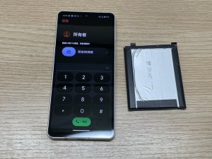 新品バッテリーへの交換が完了し、正常に通電・動作しているAQUOS sense6