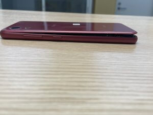 バッテリー膨張の影響により背面パネルが剥がれて内部が見えてしまっているGalaxyA22