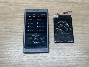 新品バッテリーへの交換が完了し、無事に画面が立ち上がって音楽再生が可能になったWalkmanNW-A35の前面