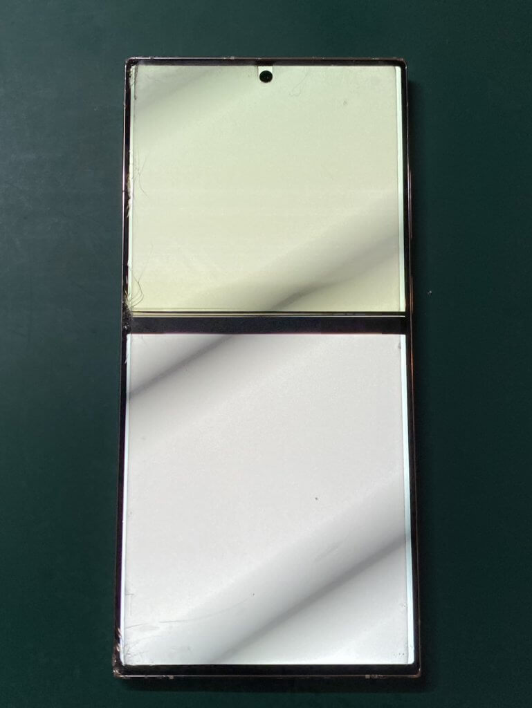 Galaxy Note20 Ultra 5Gの画面が緑と白に変色してチラついている状態