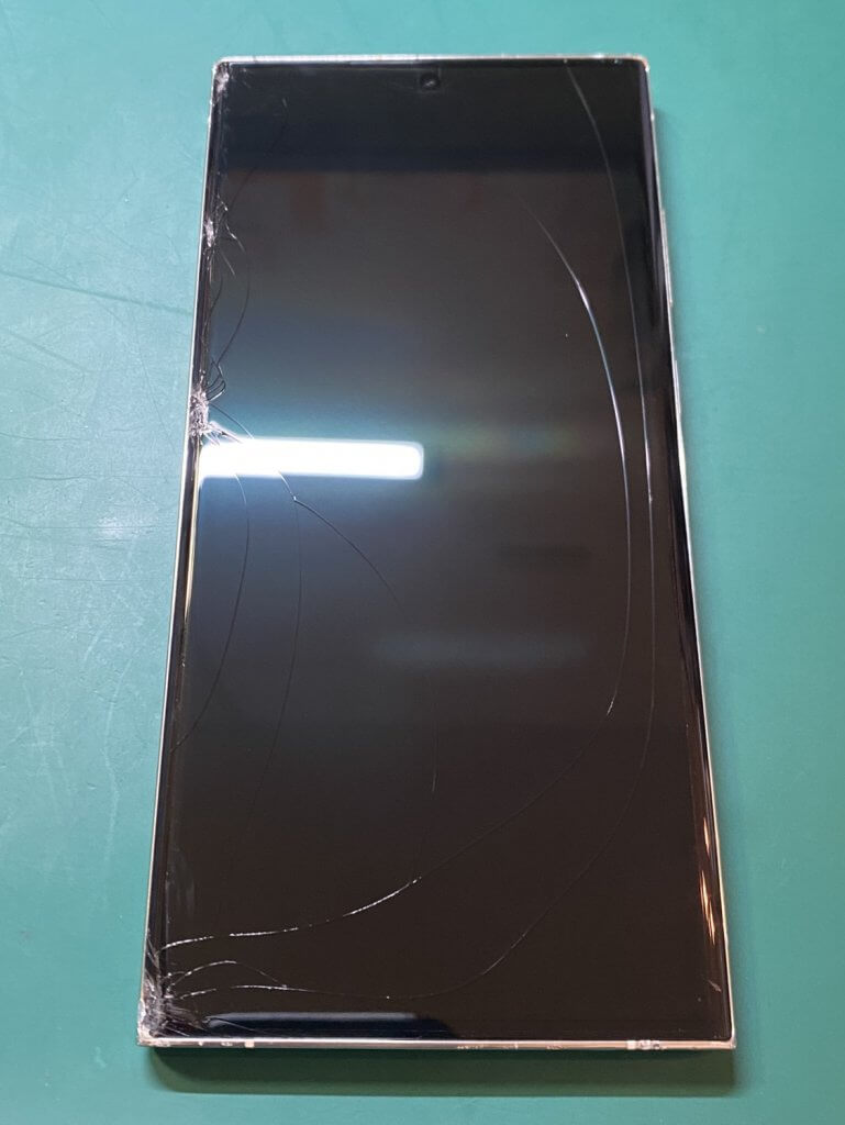 Galaxy Note20 Ultra 5Gの画面角に入ったひび割れ