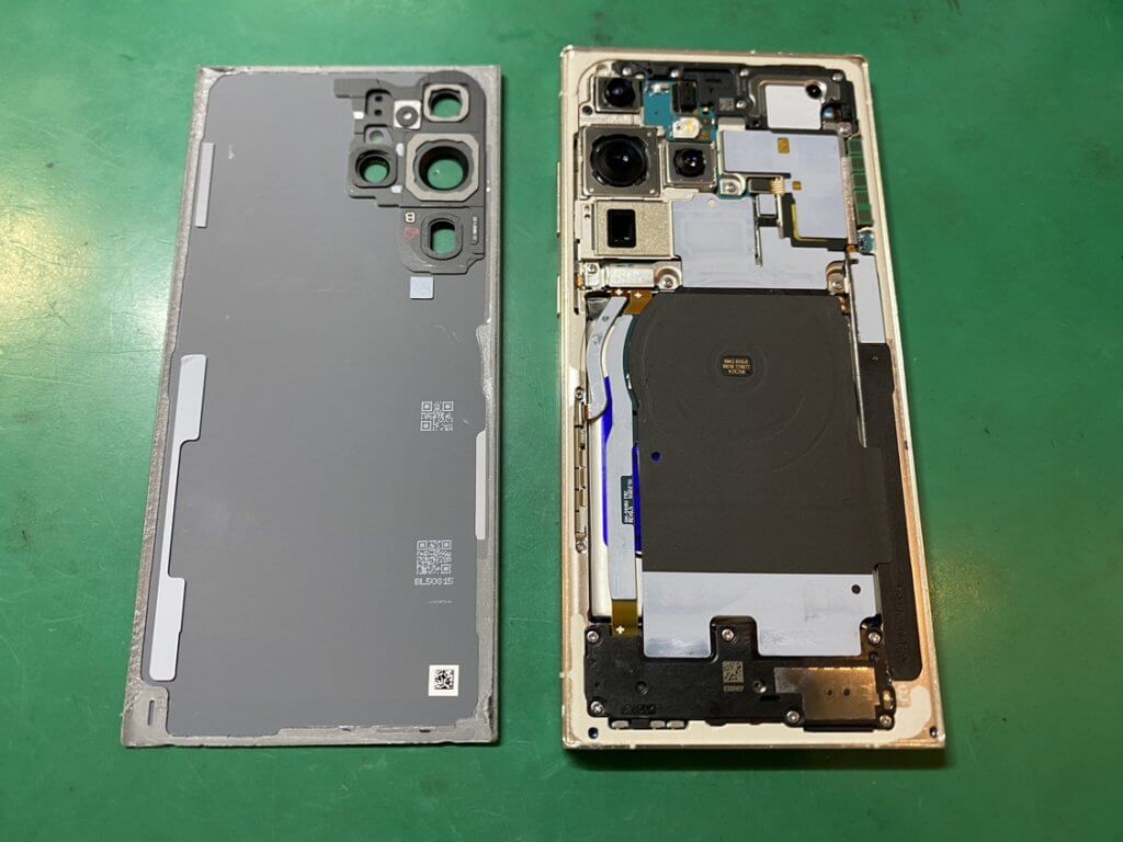 Galaxy Note20 Ultra 5Gの背面パネルを取り外している修理工程