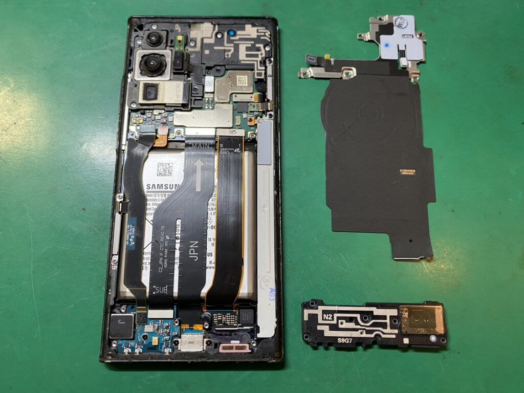 Galaxy Note20 Ultra 5Gの破損したディスプレイユニットを取り外した状態
