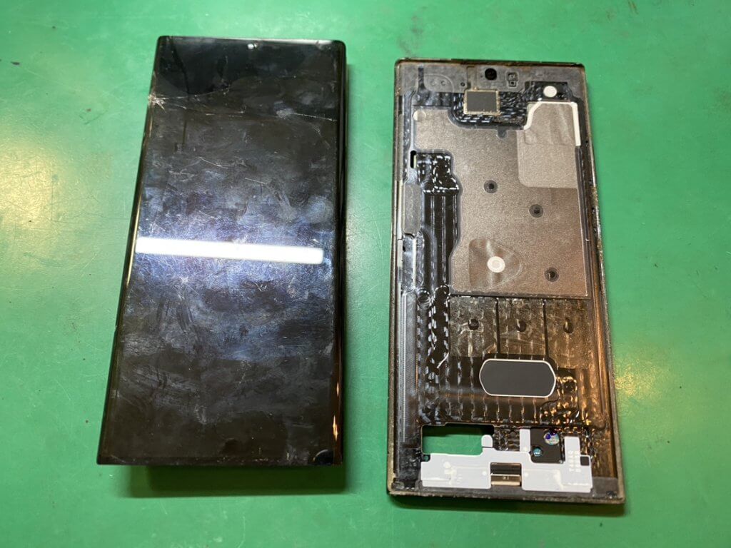 Galaxy Note20 Ultra 5Gの破損したディスプレイユニットを取り外した状態