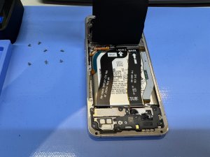 GalaxyS22分解中内部カバーやバッテリー周辺の分解作業中