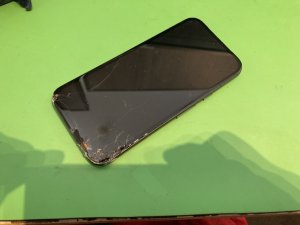 Pixel 8aの画面が割れてしまった修理前の状態 分解中:Pixel 8aを分解して画面交換を行っている様子