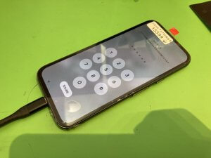 Pixel 8aの画面交換が完了した修理後の状態