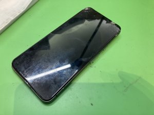 Pixel 8の画面が割れてしまった修理前の状態