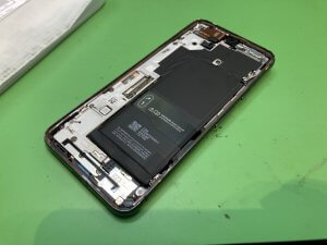 Pixel 8を分解して画面交換を行っている様子