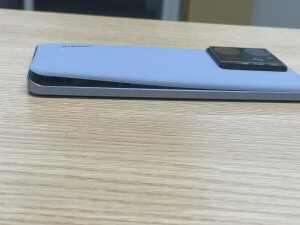 バッテリー膨張により背面パネルが押し上げられて浮いてしまっているXiaomi 13T