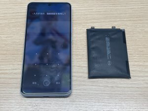 新しいバッテリーへ交換が完了し背面パネルの浮きも綺麗に収まったXiaomi 13T