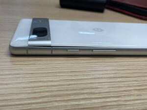バッテリー膨張により背面パネルが押し上げられて浮いてしまっているPixel7a