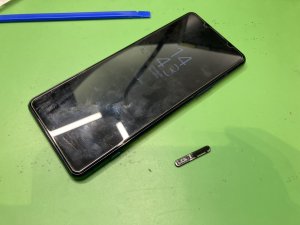 Xperia 10 V分解中の様子・スリープボタン交換作業(スマホスピタル自由が丘店) 