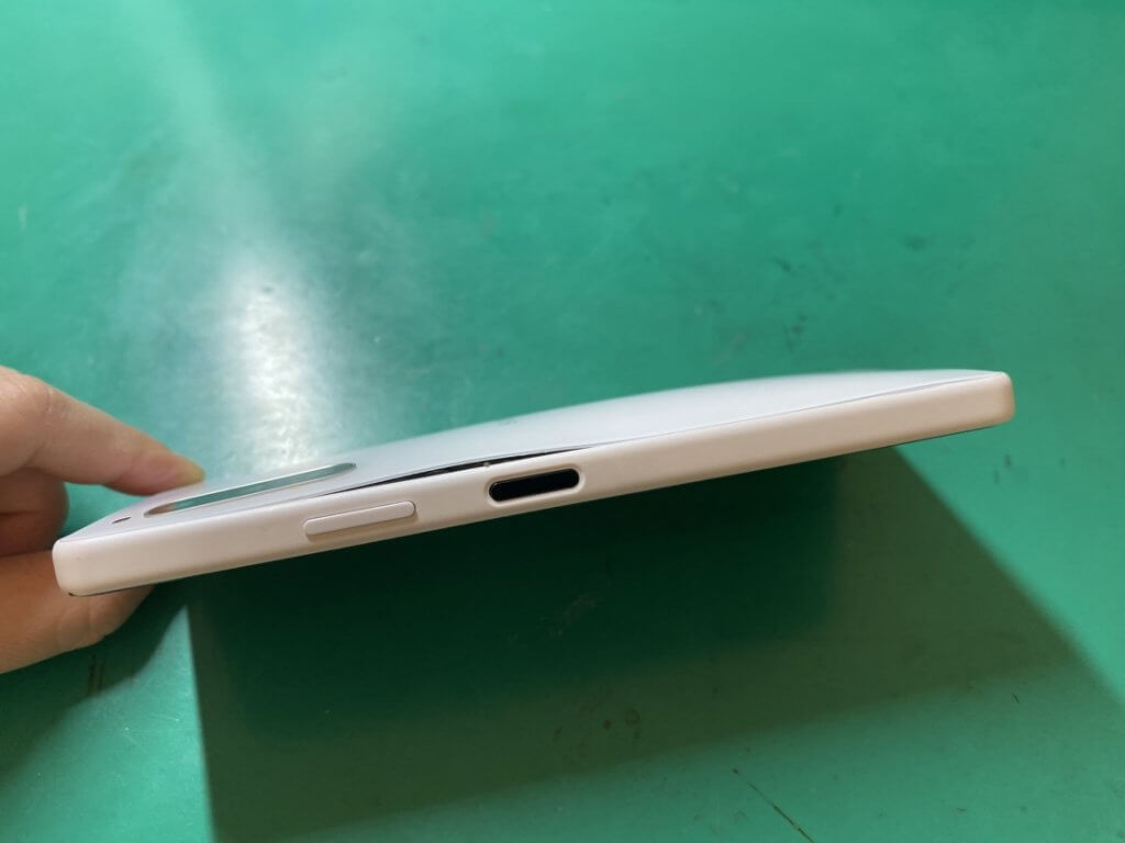 Xperia 10 IVの背面が浮き上がっている