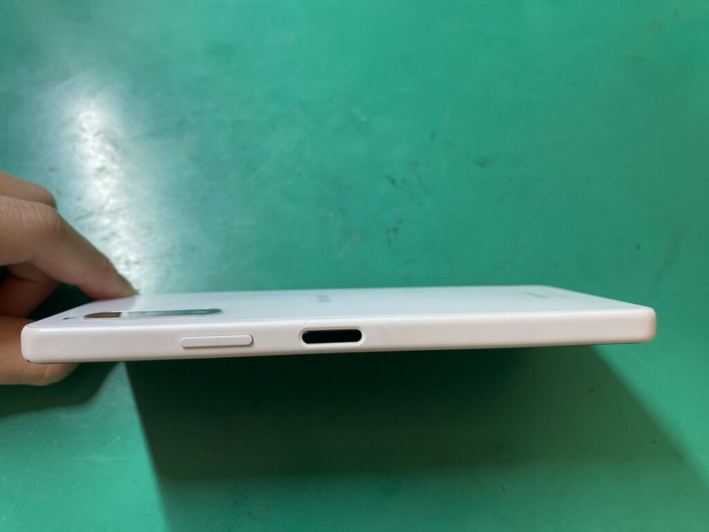 Xperia 10 IVのバッテリー交換後に背面浮き改善