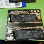 HUAWEI Mate Xs2分解中の様子・基板洗浄作業(スマホスピタル自由が丘店)