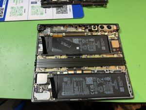 HUAWEI Mate Xs2分解中の様子・基板洗浄作業(スマホスピタル自由が丘店)