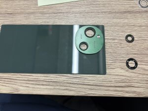 <img src="disassembly.jpg" alt="AQUOS R9分解中の様子・カメラレンズ交換作業(スマホスピタル自由が丘店)" />