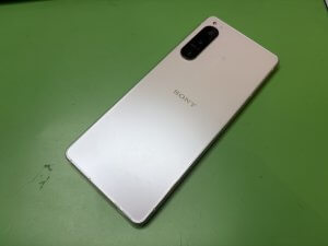 "Xperia 5 IVの画面に線が入った状態(自由が丘・スマホスピタル自由が丘店)