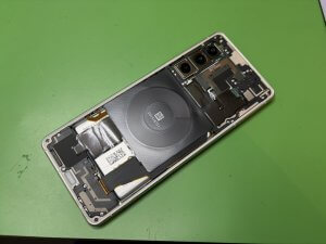 Xperia 5 IV分解中の様子・液晶パネル交換作業(スマホスピタル自由が丘店)