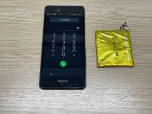 新しいバッテリーの仮付けと交換により正常に起動したarrowsNX