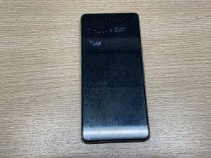 画面が割れて青黒いシミが広がり表示が見えなくなっているPixel7a