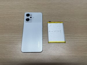 新しいバッテリーへ交換され背面パネルも綺麗に組み上げられたOPPO Reno9 A