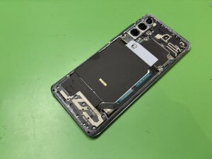 Galaxy S20分解中の様子・バッテリー交換作業(スマホスピタル自由が丘店)