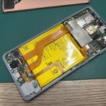AQUOS sense7分解中の様子・ドックコネクター交換作業(スマホスピタル自由が丘店)