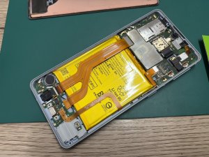 AQUOS sense7分解中の様子・ドックコネクター交換作業(スマホスピタル自由が丘店)