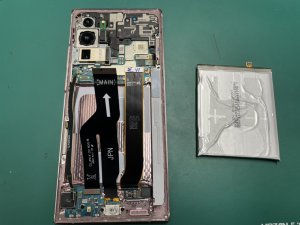 多くのケーブルに注意しながらバッテリーを取り外しているGalaxy Note20Ultra