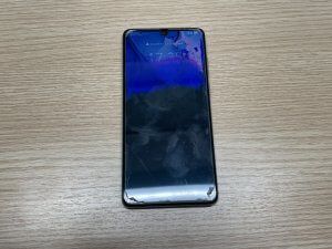 画面に青黒いシミが発生し下半分が映らない状態のHUAWEIP30